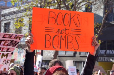 San Francisco, Ca - 20 Ocak 2018 Kadınlar Yürüyüşü 'nün kimliği belirsiz katılımcıları. Tüm insanları kadın haklarını desteklemeye teşvik etmek ve 2018 seçimlerinde oy kullanmaya teşvik etmek için tasarlandı..