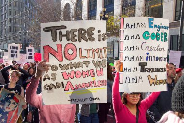 San Francisco, Ca - 20 Ocak 2018 Kadınlar Yürüyüşü 'nün kimliği belirsiz katılımcıları. Tüm insanları kadın haklarını desteklemeye teşvik etmek ve 2018 seçimlerinde oy kullanmaya teşvik etmek için tasarlandı..