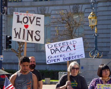 San Francisco, Ca - 3 Şubat 2018: San Francisco şehir merkezindeki Göçmen Yürüyüşü 'ne katılan bir avuç katılımcı.