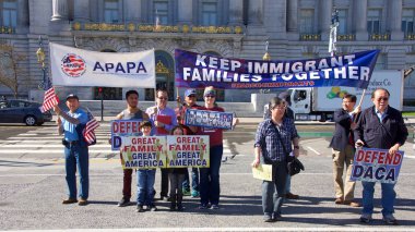 San Francisco, Ca - 3 Şubat 2018: San Francisco şehir merkezindeki Göçmen Yürüyüşü 'ne katılan bir avuç katılımcı.