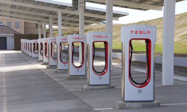 Kettleman City, Ca - 02 Şubat 2017: 40 adet güneş enerjili şarj istasyonu bulunan Tesla Superşarj istasyonu. Süperşarj istasyonları Tesla arabalarının bir saat içinde kanalda hızlı şarj olmasına izin veriyor..