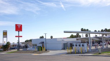 Kettleman City, Ca - 02 Şubat 2017: 40 adet güneş enerjili şarj istasyonu bulunan Tesla Superşarj istasyonu. Süperşarj istasyonları Tesla arabalarının bir saat içinde kanalda hızlı şarj olmasına izin veriyor..