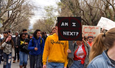 Alameda, Ca - 14 Mart 2018: silahlı şiddete son verme çağrılarıyla, sessizlik yok! Alameda Lisesi 'nden yüzlerce öğrenci silahlı şiddeti protesto etmek için bir öğrenci yürüyüşüne katıldı. 