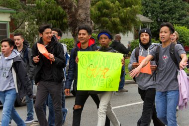 Alameda, Ca - 14 Mart 2018: silahlı şiddete son verme çağrılarıyla, sessizlik yok! Alameda Lisesi 'nden yüzlerce öğrenci silahlı şiddeti protesto etmek için bir öğrenci yürüyüşüne katıldı. 