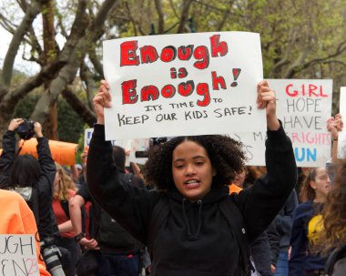Alameda, Ca - 14 Mart 2018: silahlı şiddete son verme çağrılarıyla, sessizlik yok! Alameda Lisesi 'nden yüzlerce öğrenci silahlı şiddeti protesto etmek için bir öğrenci yürüyüşüne katıldı. 