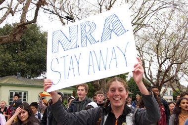 Alameda, Ca - 14 Mart 2018: silahlı şiddete son verme çağrılarıyla, sessizlik yok! Alameda Lisesi 'nden yüzlerce öğrenci silahlı şiddeti protesto etmek için bir öğrenci yürüyüşüne katıldı. 