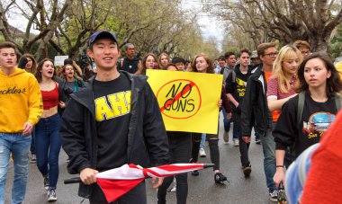 Alameda, Ca - 14 Mart 2018: silahlı şiddete son verme çağrılarıyla, sessizlik yok! Alameda Lisesi 'nden yüzlerce öğrenci silahlı şiddeti protesto etmek için bir öğrenci yürüyüşüne katıldı. 