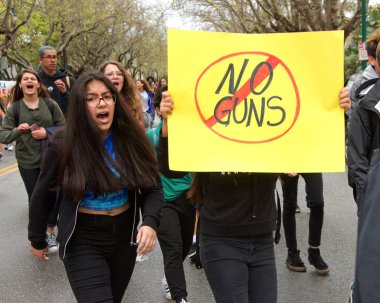 Alameda, Ca - 14 Mart 2018: silahlı şiddete son verme çağrılarıyla, sessizlik yok! Alameda Lisesi 'nden yüzlerce öğrenci, yağmur yağmaya başladığında silahlı şiddeti protesto etmek için bir öğrenci yürüyüşüne katıldı.. 