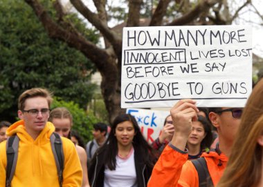Alameda, Ca - 14 Mart 2018: silahlı şiddete son verme çağrılarıyla, sessizlik yok! Alameda Lisesi 'nden yüzlerce öğrenci silahlı şiddeti protesto etmek için bir öğrenci yürüyüşüne katıldı. 