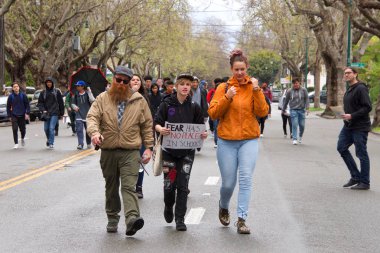 Alameda, Ca - 14 Mart 2018: silahlı şiddete son verme çağrılarıyla, sessizlik yok! Alameda Lisesi 'nden yüzlerce öğrenci, yağmur yağmaya başladığında silahlı şiddeti protesto etmek için bir öğrenci yürüyüşüne katıldı.. 