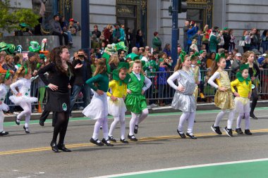 San Francisco, Ca - 17 Mart 2018: 167. Geleneksel Sf St. Patricks Günü Geçidi 'ne katılan İrlanda Dans Akademisi' nden dansçılar. Batı Kıyısı İrlanda 'nın en büyük kültürel etkinliği.