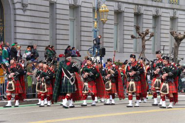San Francisco, Ca - 17 Mart 2018: Stewart Tartan Boruları ve Davulları 167. Geleneksel Sf St. Patricks Günü Geçidi 'ne katılıyor. Batı Kıyısı İrlanda kültürünü kutlayan en büyük İrlanda etkinliği. 