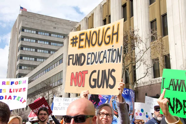 Los Angeles, Ca - 24 Mart 2018: silahlı şiddete son verme çağrılarıyla, artık sessizlik yok! Binlerce öğrenci ve yetişkin silahlı şiddeti protesto etmek için yürüyüş yapıyor. Hayatımız için yürüyün.