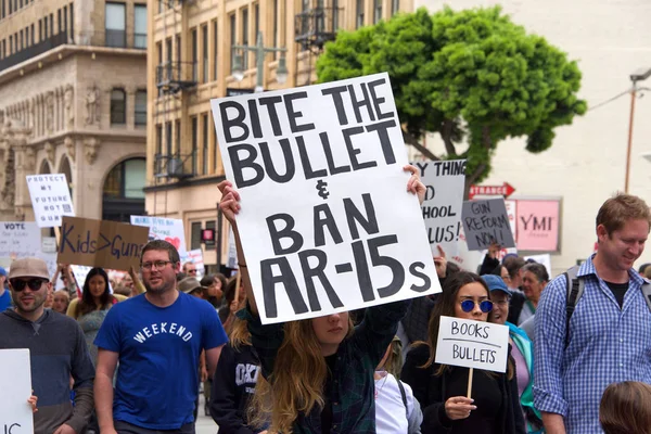 洛杉矶 2018年3月24日 呼吁结束枪炮暴力 不再沉默 数以千计的学生和成年人游行抗议枪枝暴力 为我们的生命奔走 — 图库照片
