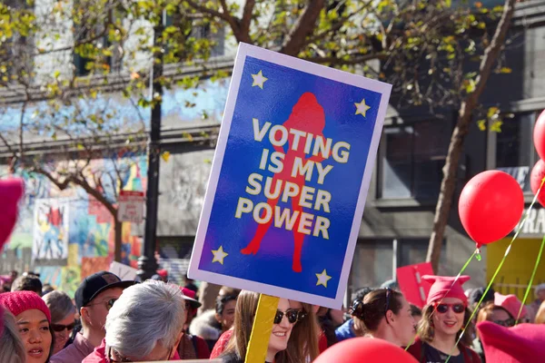 2018年1月20日 旧金山 女子大游行中身份不明的参与者 其目的是让所有人参与并增强其权能 以支持妇女权利 并鼓励在中期选举中投票 — 图库照片