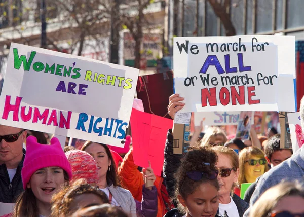 2018年1月20日 旧金山 女子大游行中身份不明的参与者 其目的是让所有人参与并增强其权能 以支持妇女权利 并鼓励在中期选举中投票 — 图库照片