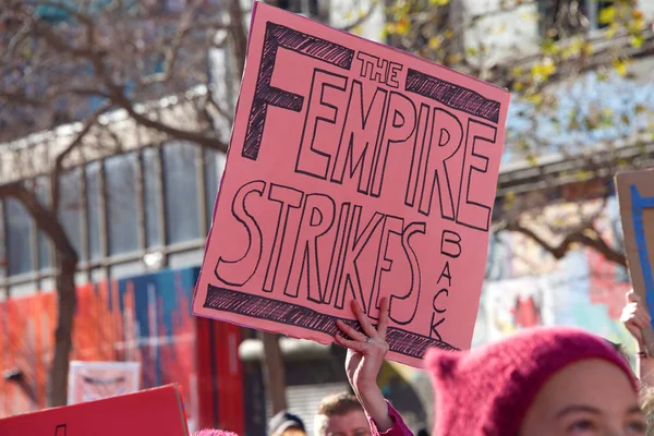 サンフランシスコ 2018年1月20日 女性3月の未確認参加者 すべての人々が女性の権利を支援し 中間選挙での投票を奨励するように設計されています — ストック写真