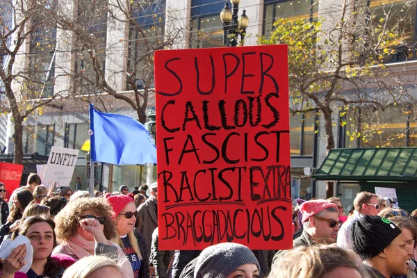 San Francisco, Ca - 20 Ocak 2018 Kadınlar Yürüyüşü 'nün kimliği belirsiz katılımcıları. Tüm insanları kadın haklarını desteklemeye teşvik etmek ve 2018 seçimlerinde oy kullanmaya teşvik etmek için tasarlandı..