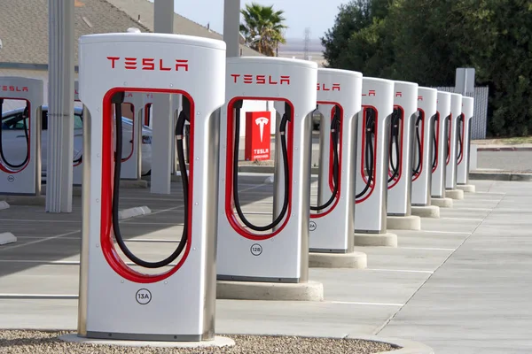 Kettleman City, Ca - 02 Şubat 2017: 40 adet güneş enerjili şarj istasyonu bulunan Tesla Superşarj istasyonu. Süperşarj istasyonları Tesla arabalarının bir saat içinde kanalda hızlı şarj olmasına izin veriyor..