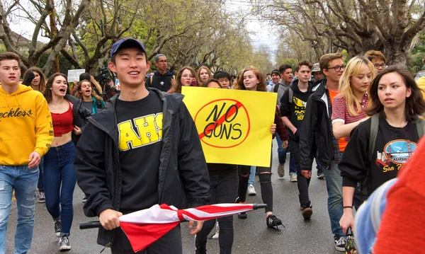 Alameda, Ca - 14 Mart 2018: silahlı şiddete son verme çağrılarıyla, sessizlik yok! Alameda Lisesi 'nden yüzlerce öğrenci silahlı şiddeti protesto etmek için bir öğrenci yürüyüşüne katıldı. 