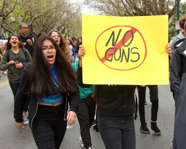 Alameda, Ca - 14 Mart 2018: silahlı şiddete son verme çağrılarıyla, sessizlik yok! Alameda Lisesi 'nden yüzlerce öğrenci, yağmur yağmaya başladığında silahlı şiddeti protesto etmek için bir öğrenci yürüyüşüne katıldı.. 