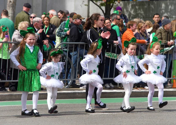 San Francisco, Ca - 17 Mart 2018: 167. Geleneksel Sf St. Patricks Günü Geçidi 'ne katılan İrlanda Dans Akademisi' nden dansçılar. Batı Kıyısı İrlanda 'nın en büyük kültürel etkinliği.