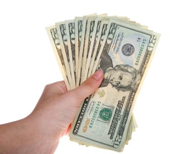 Beyaz arka planda izole edilmiş 20 dolarlık banknotları tutan genç bir kadın..