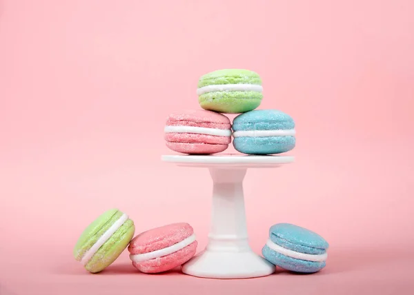 Biscoitos Macaroon Grandes Cobertos Açúcar Granulado Pedestal Mesa Fundo Rosa — Fotografia de Stock