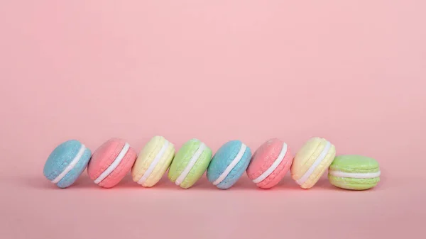 Grandes Biscoitos Macaroon Cobertos Açúcar Granulado Uma Mesa Cores Alternadas — Fotografia de Stock