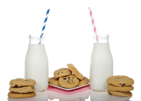 Biscotti Cioccolato Piatto Quadrato Bianco Con Tovagliolo Rosa Sotto Bicchieri — Foto Stock