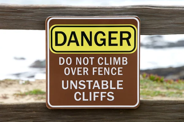 危险信号 不要爬过栅栏 不稳定的悬崖 加利福尼亚北部海岸线沿线的示警标志 — 图库照片