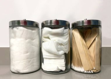 Steril olmayan kulak çubukları, dil bastırıcıları, 4x4 'ler ve pamuk kullanıma hazır. Temiz, steril değil..