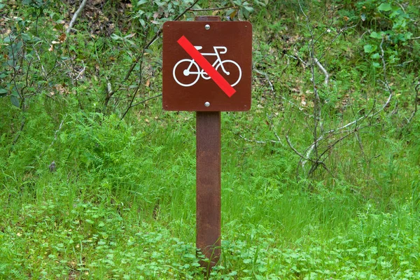 Bicycles Sign Trail Green Grass All Brown Sign — ストック写真
