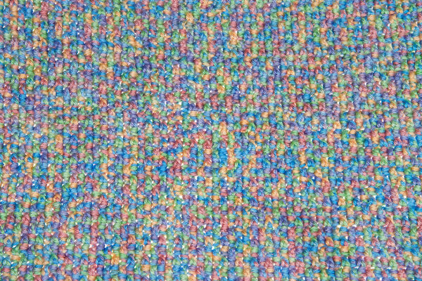 Детское одеяло закрывается на узоре вязания чередуя переднюю петлю двойной вязанкой с обратной петлей двойной вязанкой. Разноцветная пряжа зеленый, синий, желтый, фиолетовый, оранжевый
.