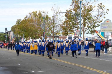 San Francisco, Ca - 12 Kasım 2017: Kimliği belirsiz katılımcılar, San Francisco şehir merkezindeki 97. Yıllık Gaziler Günü Geçit Töreni 'ne katılarak silahlı kuvvetlerimizin hizmetini ve fedakarlığını onurlandırdı.
