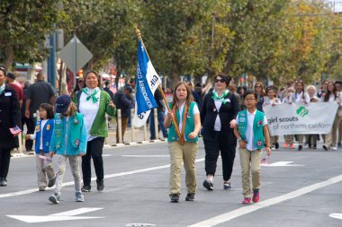 San Francisco, Ca - 12 Kasım 2017: Kimliği belirsiz katılımcılar, San Francisco şehir merkezindeki 97. Yıllık Gaziler Günü Geçit Töreni 'ne katılarak silahlı kuvvetlerimizin hizmetini ve fedakarlığını onurlandırdı.