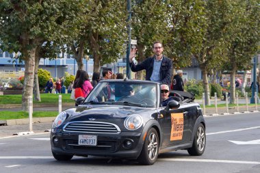 San Francisco, Ca - 12 Kasım 2017: Senatör Scott Wiener San Francisco şehir merkezinde düzenlenen 97. Yıllık Gaziler Günü Geçit Töreni 'ne katılarak Silahlı Kuvvetlerimizin hizmetini ve fedakarlığını onurlandırdı.