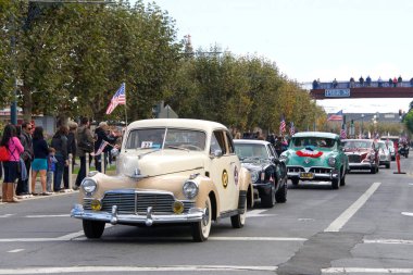 San Francisco, Ca - 12 Kasım 2017: Kimliği belirsiz katılımcılar, San Francisco şehir merkezindeki 97. Yıllık Gaziler Günü Geçit Töreni 'ne katılarak silahlı kuvvetlerimizin hizmetini ve fedakarlığını onurlandırdı.