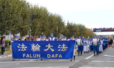 San Francisco, Ca - 12 Kasım 2017: Kimliği belirsiz katılımcılar, San Francisco şehir merkezindeki 97. Yıllık Gaziler Günü Geçit Töreni 'ne katılarak silahlı kuvvetlerimizin hizmetini ve fedakarlığını onurlandırdı.