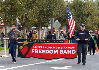 San Francisco, Ca - 12 Kasım 2017: Kimliği belirsiz katılımcılar, San Francisco şehir merkezindeki 97. Yıllık Gaziler Günü Geçit Töreni 'ne katılarak silahlı kuvvetlerimizin hizmetini ve fedakarlığını onurlandırdı.