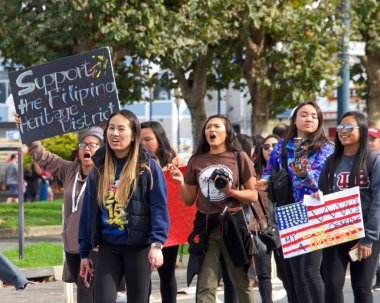 San Francisco, Ca - 12 Kasım 2017: Kimliği belirsiz katılımcılar, San Francisco şehir merkezindeki 97. Yıllık Gaziler Günü Geçit Töreni 'ne katılarak silahlı kuvvetlerimizin hizmetini ve fedakarlığını onurlandırdı.