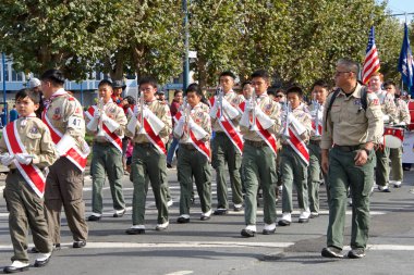 San Francisco, Ca - 12 Kasım 2017: Kimliği belirsiz katılımcılar, San Francisco şehir merkezindeki 97. Yıllık Gaziler Günü Geçit Töreni 'ne katılarak silahlı kuvvetlerimizin hizmetini ve fedakarlığını onurlandırdı.