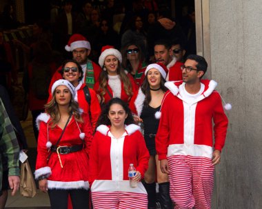 San Francisco, Ca - 09 Aralık 2017: 23. Geleneksel Santa Con 'un kimliği belirsiz katılımcıları, Bart' tan Powell İstasyonu 'na çıkıyor. Yıllık şehir genelinde Noel Babalar hayır kurumlarına sadece bar gezintisi ve oyuncak bağışı yapar..