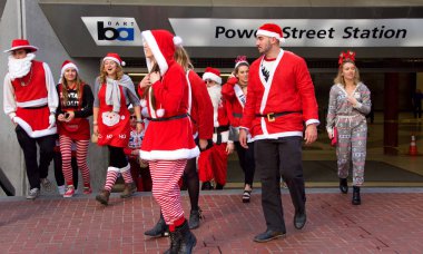 San Francisco, Ca - 09 Aralık 2017: 23. Geleneksel Santa Con 'un kimliği belirsiz katılımcıları, Bart' tan Powell İstasyonu 'na çıkıyor. Yıllık şehir genelinde Noel Babalar hayır kurumlarına sadece bar gezintisi ve oyuncak bağışı yapar..