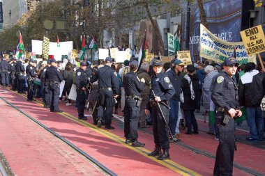 San Francisco, Ca - 09 Aralık 2017: 100 'den fazla insan Birleşmiş Milletler Meydanı' nda toplanarak Başkan Donald Trumps 'un Kudüs' ü İsrail 'in başkenti olarak tanıma kararını kınadı. 