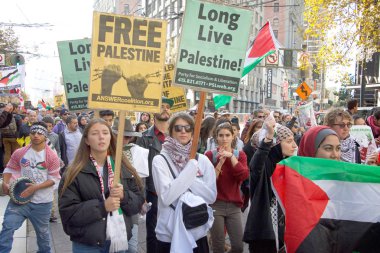 San Francisco, Ca - 09 Aralık 2017: 100 'den fazla insan Birleşmiş Milletler Meydanı' nda toplanarak Başkan Donald Trumps 'un Kudüs' ü İsrail 'in başkenti olarak tanıma kararını kınadı. 