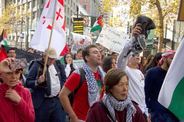 San Francisco, Ca - 09 Aralık 2017: 100 'den fazla insan Birleşmiş Milletler Meydanı' nda toplanarak Başkan Donald Trumps 'un Kudüs' ü İsrail 'in başkenti olarak tanıma kararını kınadı. 