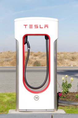 Bakersfield, Ca - 18 Aralık 2017 Stockdale Hwy 'deki Tesla Superşarj İstasyonu. Tesla Superşarj istasyonları, Tesla arabalarının bir saat içinde kanalda şarj edilmesine izin veriyor..