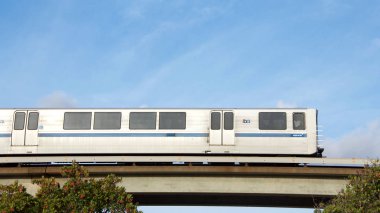 San Leandro, Ca - 20 Ekim 2017: The San Francisco Bay Area Rapid Transit treni, bilinen adıyla Bart 'ın Oakland Uluslararası Havalimanı' na Oakland 'daki Kolezyum Bart istasyonundan yeni bir hizmeti vardır..