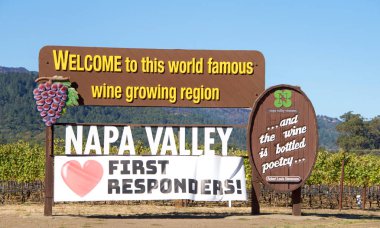 Napa Vadisi, Ca - 22 Ekim 2017: Napa Vadisi 'ndeki Napa Vadisi Tabelasına hoşgeldiniz. Napa Vadisi dünyanın en iyi şarap bölgelerinden biri olarak kabul edilir..